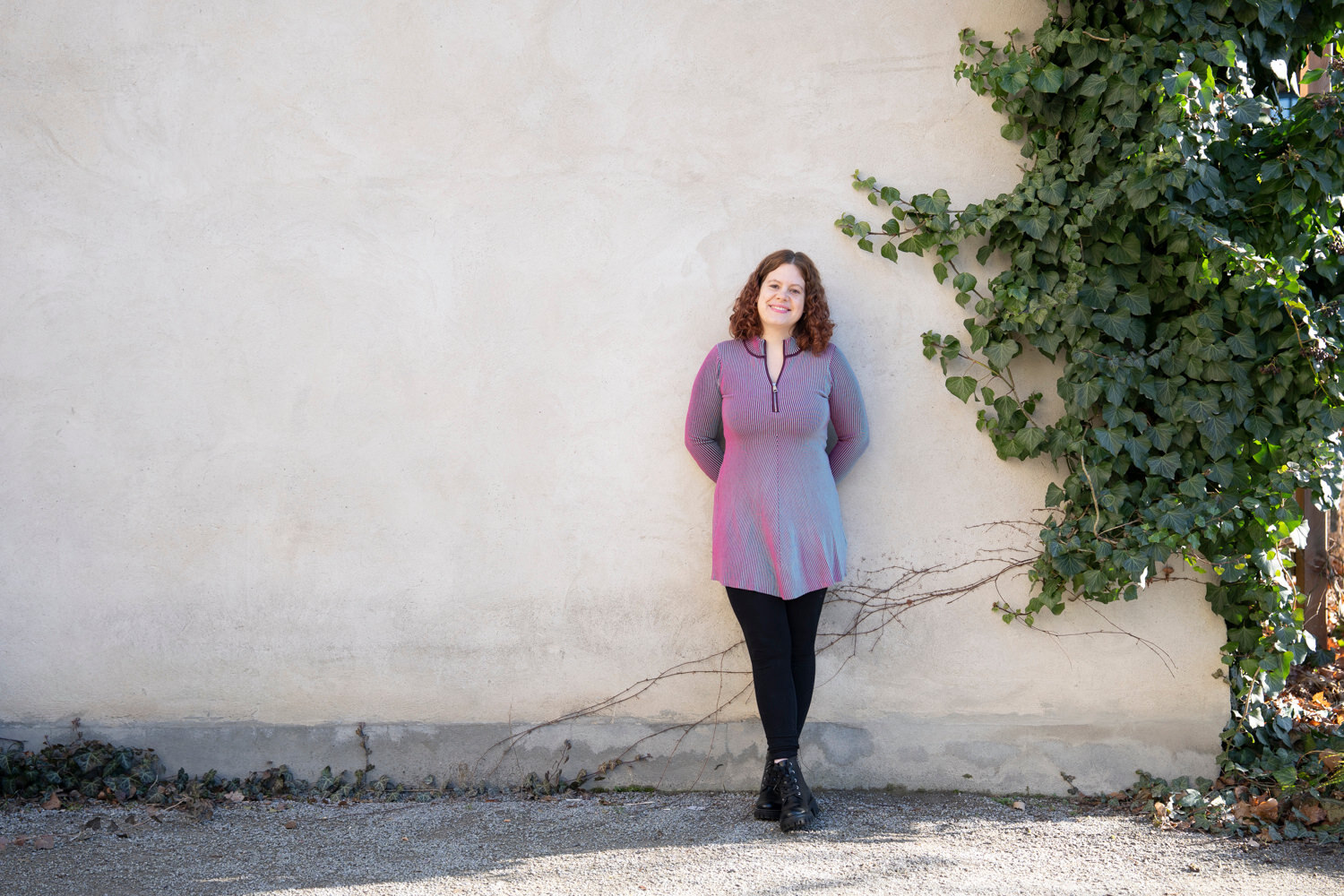 Psychotherapeutin vor einer Wand mit Efeu